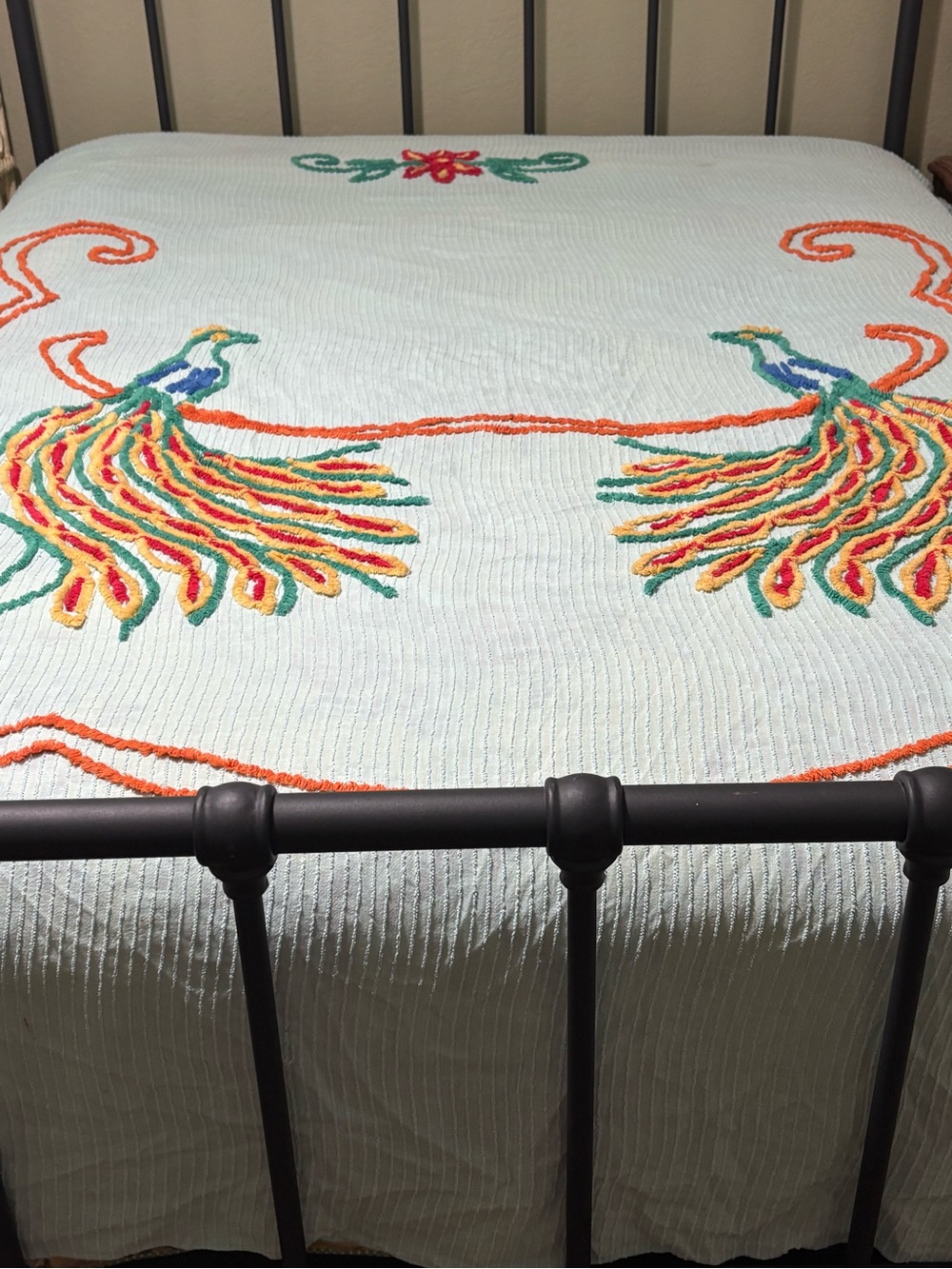 🌸 VINTAGE MID-CENTURY MIRRORED PEACOCK CHENILLE BEDSPREAD 🌸